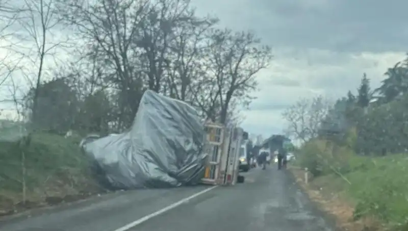 Tekirdağ'da Saman Yüklü TIR Devrildi, Bir Kişi Yaralandı!