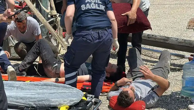 Bayrak Çektirmek İçin Çıktıkları Vinç Devriildi: 2 İşçi Yaralandı