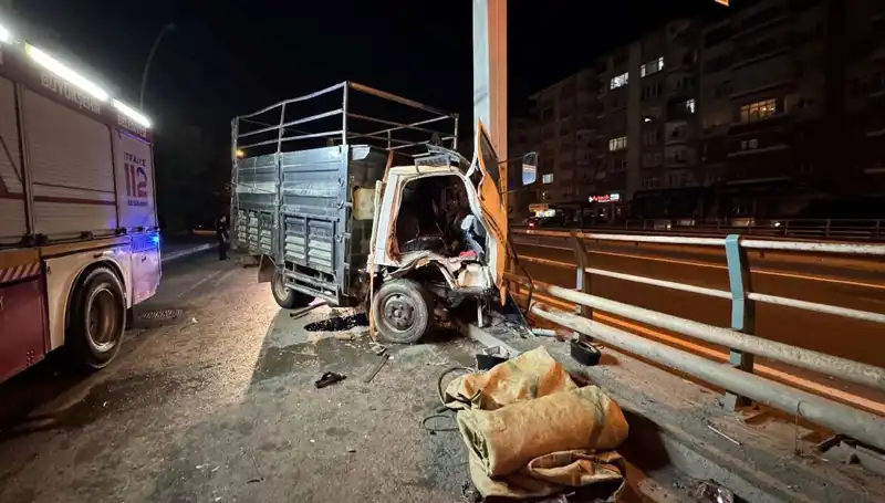 Kamyonet Yön Tabelasına Çarptı: Sürücü Hastaneye Kaldırıldı