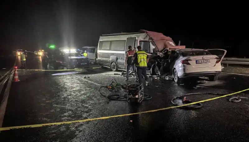 Ters Yolda Minibüse Çarparak Alev Alan Araçta Korkunç Kaza: 1 Ölü, 1 Yaralı