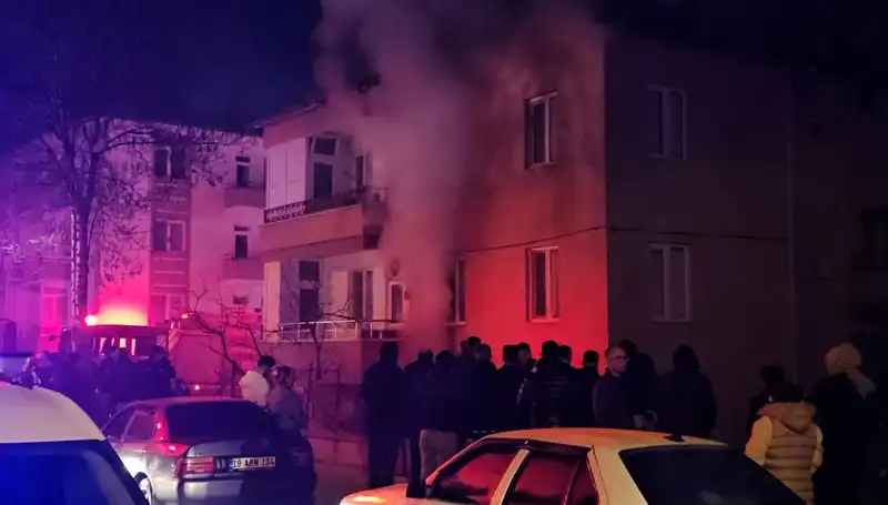Çorum'da Apartmanda Yangın: 10 Kişi Dumandan Etkilendi