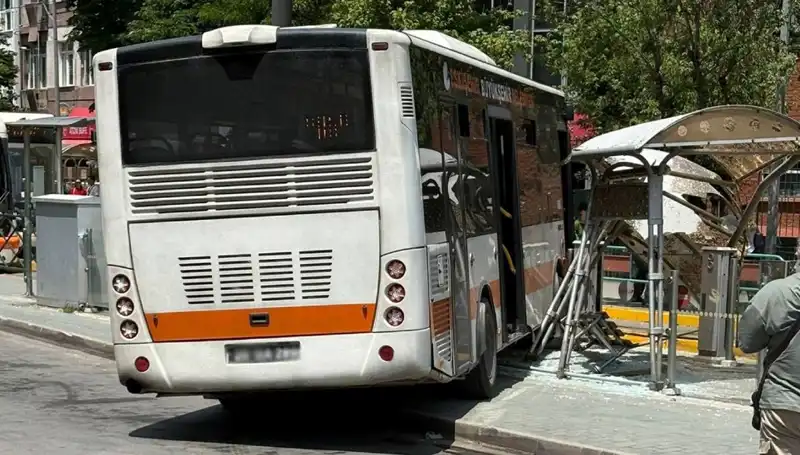 Belediye Otobüsü Tramvay Durağına Girdi: Olayın Ardında Ne Var?