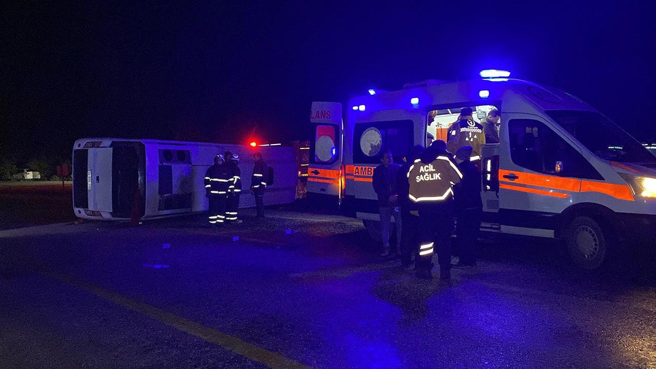Midibüs devrildi: 1 ölü, 23 yaralı