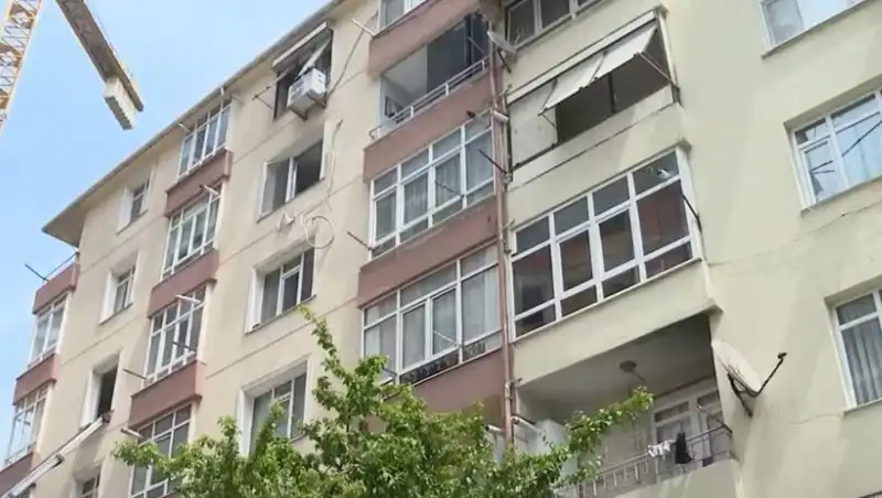 İstanbul'da Kolonları Patlayan Sitede 96 Daire Tahliye Edildi