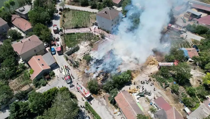 Arnavutköy'de Yangın! Saman Balyaları alevlere teslim oldu
