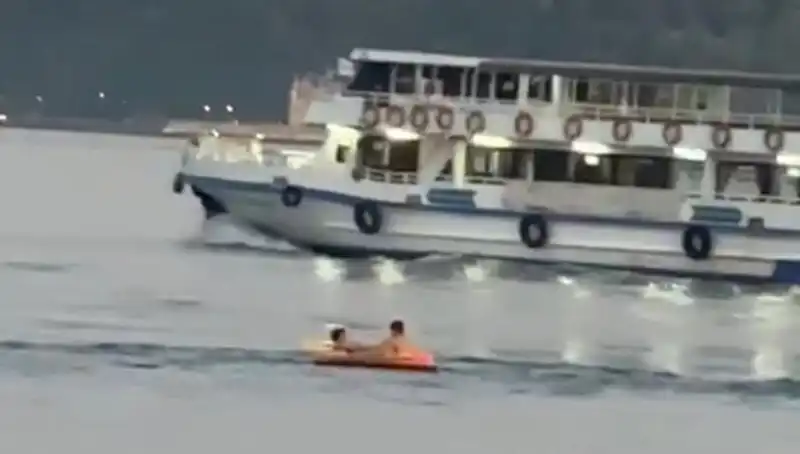 Sarıyer Sahilinde İki Çocuk Denize Açıldı: Ebeveynler Şaşkın!