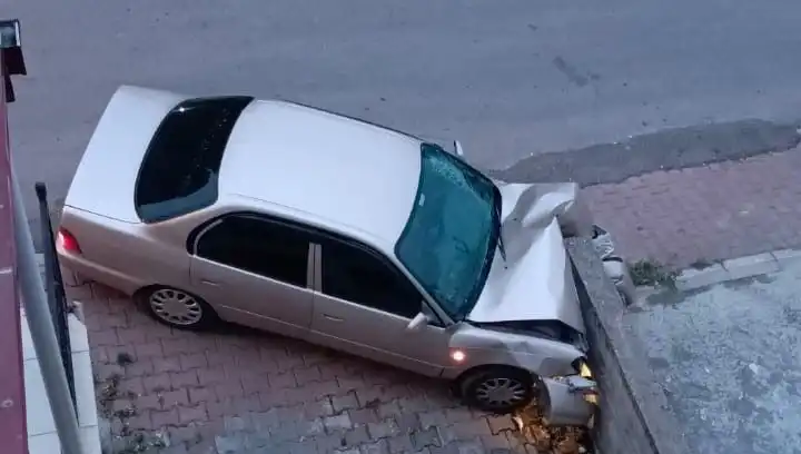 Kontrolü Kaybeden Araç Duvara Çarptı: Olay Anı ve Sonrası