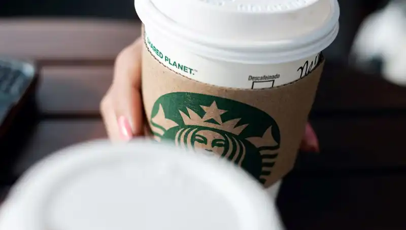 Starbucks, 50 Milyon Dolar Tazminatla Karşılaştı: Kahve Fiyatları Uçuşa Geçiyor!