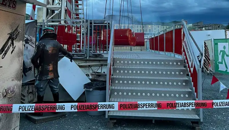 Salıncak Kaza Anı: Reklam Direklerine Çarpan Çocuklar Saniyelerle Kurtuldu!