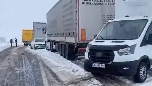 Kars-Ardahan Karayolu'nda Kar Yağışı TIR'ları Kara Sapladı: Alınacak Önlemler
