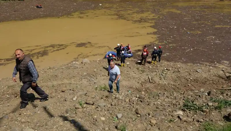 Trabzon'da Sel Felaketi: Evindeki Su İle Boğuşan Adamın Dramı