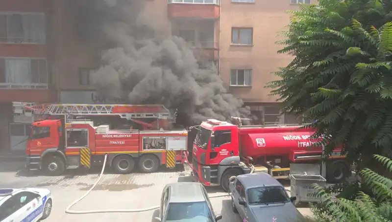 Niğde'de Dev Yangın! Beyaz Eşya Deposu Alev Alev Yandı