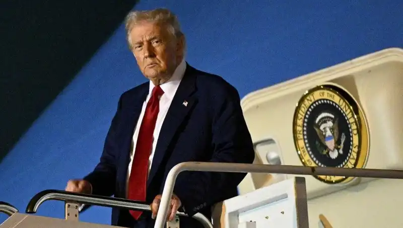 Katar’ın 400 Milyon Dolarlık Jetinin Trump’a Ulaşım Sergiliyor!