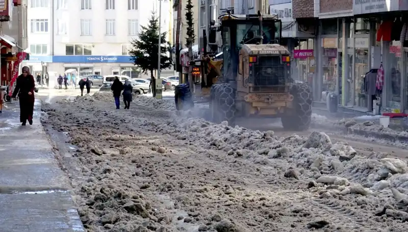Sarıkamış'ta Kış Coşkusu: Kar ve Buz Temizleme Çalışmaları Devam Ediyor!