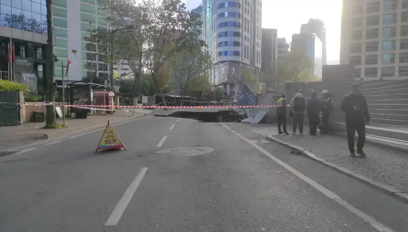 Sarıyer’de Altyapı Sorunu: Cadde Çöktü, Trafik Felç Oldu!