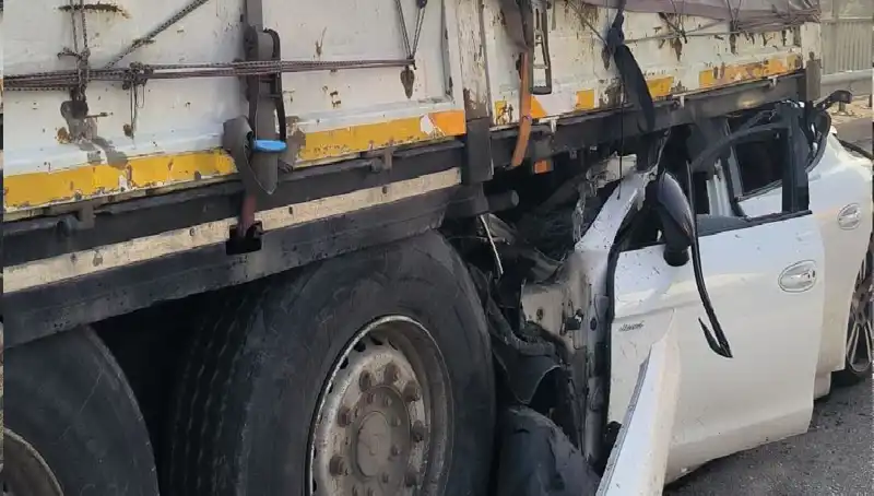 TIR'a Arkadan Ok Gibi Saplanan Cisim, Kaza Anını Değiştirdi!