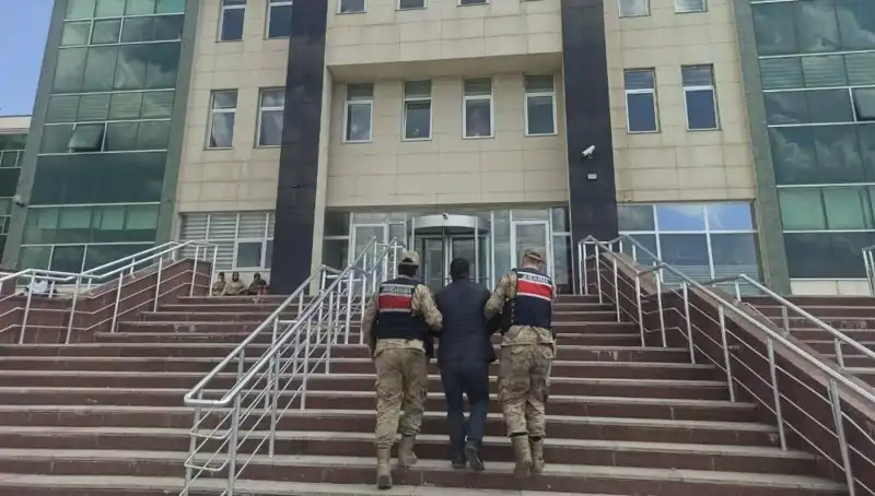 Hapis Cezaıyla Aranan Şüpheli, Saklandığı Yerde Polis Tarafından Yakalandı