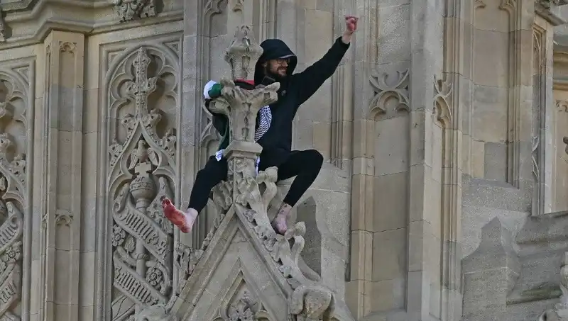 Londra'da Filistin Bayrağıyla Big Ben'e Tırmanarak Protesto Düzenlendi