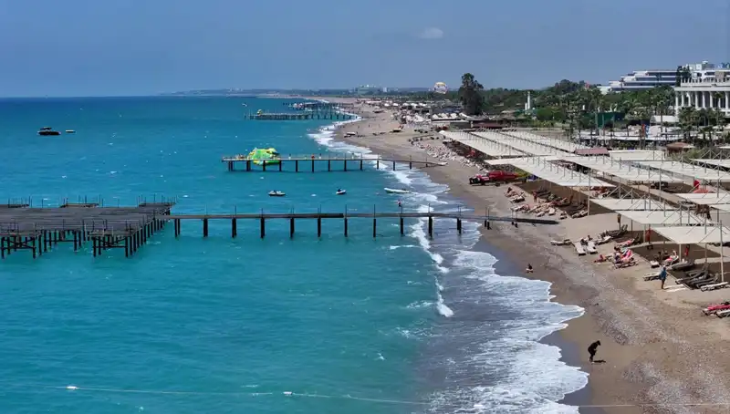 Antalya Sahilleri’nde Yaz Güneşi Altında Sıcak Bir Hafta Bekleniyor