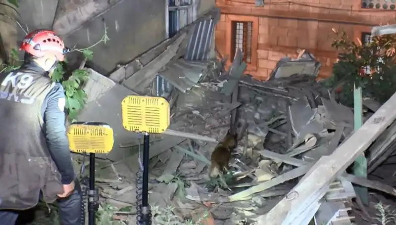 İstanbul'da Deprem Sonrası Çöken Bina: Hasar Tespit Çalışmaları Başladı