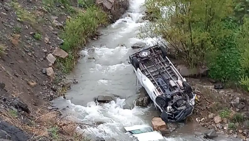 Hakkari'de İşçileri Taşıyan Minibüs Devrildi: 2 Ölü, 3 Yaralı