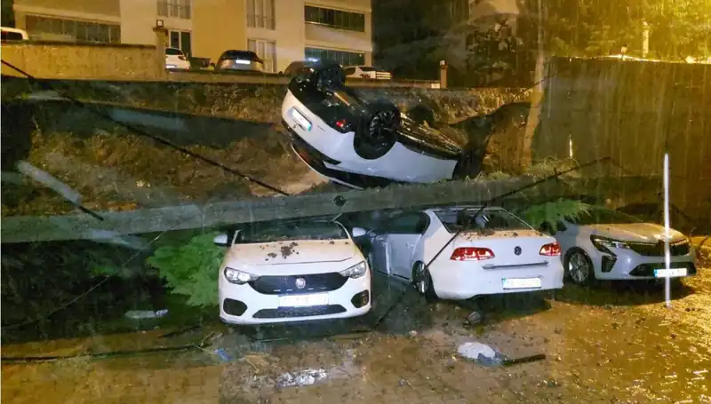 Duvar Çökmesi 4 Aracı Kullanılamaz Hale Getirdi!