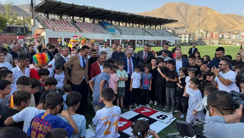 Hakkari'de Geleneksel Anadolu Şenliği, Coşkuyla Kapılarını Açtı