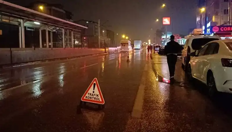 Bursa’da Kaza Yerinde Polise Kamyonet Çarpınca Olaylar Gelişti