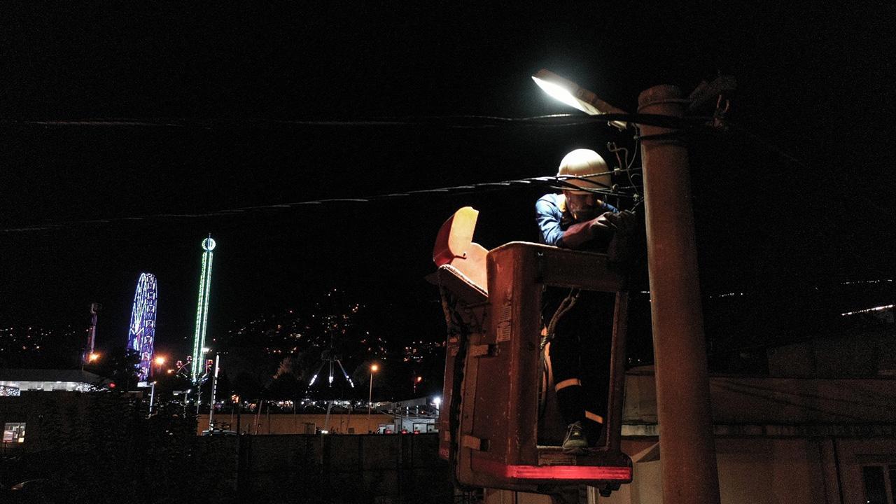 Elektrik ekipleri, yılbaşında da kesintisiz enerji için çalıştı.