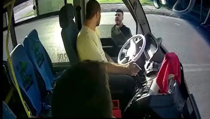 Otobüs Şoförünü Bıçaklayan Şahıs Antalya'da Yakalandı: Olayın Ardındaki Gerçekler