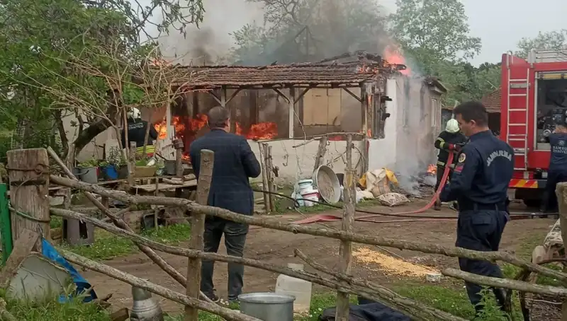 Elektrik Kontağından Çıkan Yangın, Evi Kül Yükü Haline Getirdi
