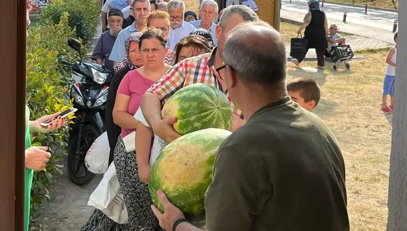 Hasat Sezonunda Üreticiler Tarlada Kaldı, Yüzlerce Ton Ürün Bedava Dağıtıldı