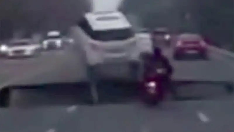 Güney Kore Otoyolunda Oluşan Dev Çukur, Motosikleti Yuttu: Gözler Yolda