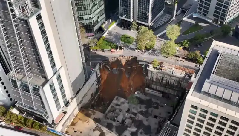 Maslak'ta Güvenliği Tehdit Eden Yol Çökmesi İle Eski Büyükdere Caddesi Kapandı