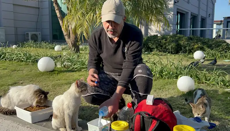 59 Yaşındaki Adam Günde 8 Kilometre Yürüyerek Merhametin Büyüsünü Yayıyor