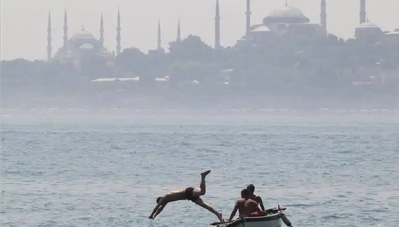 Bu Yaz Aşırı Sıcaklar Geliyor: 44 Derecelere Dikkat!