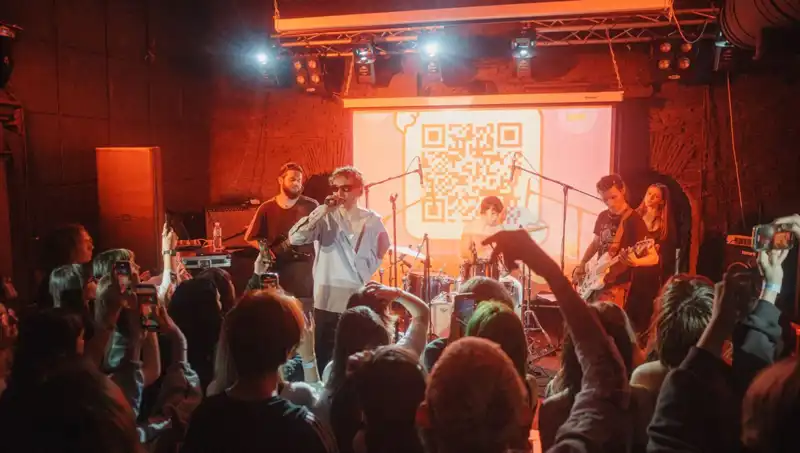 Savaşın Gölgelerinde: Aynı Şehirde Hem Saldırı Hem Konser