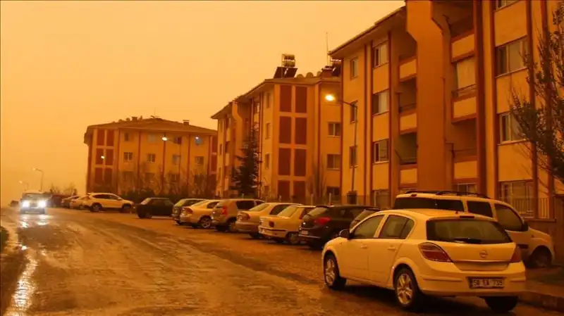 Çöl Tozu ve Sağanak Bir Araya Geliyor: Meteoroloji'den Kritik Uyarı