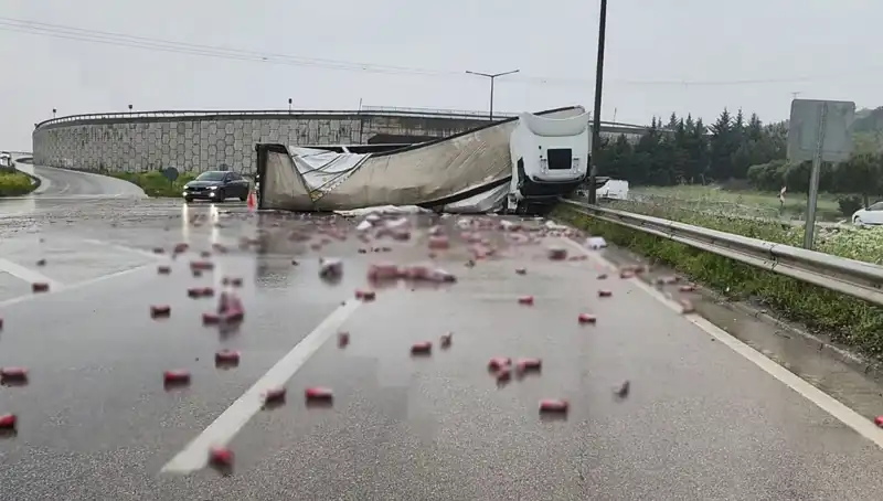 TIR Devrildi, Yolda İçkiler Hayal oldu: Gezginlerin Dikkatini Çekti!