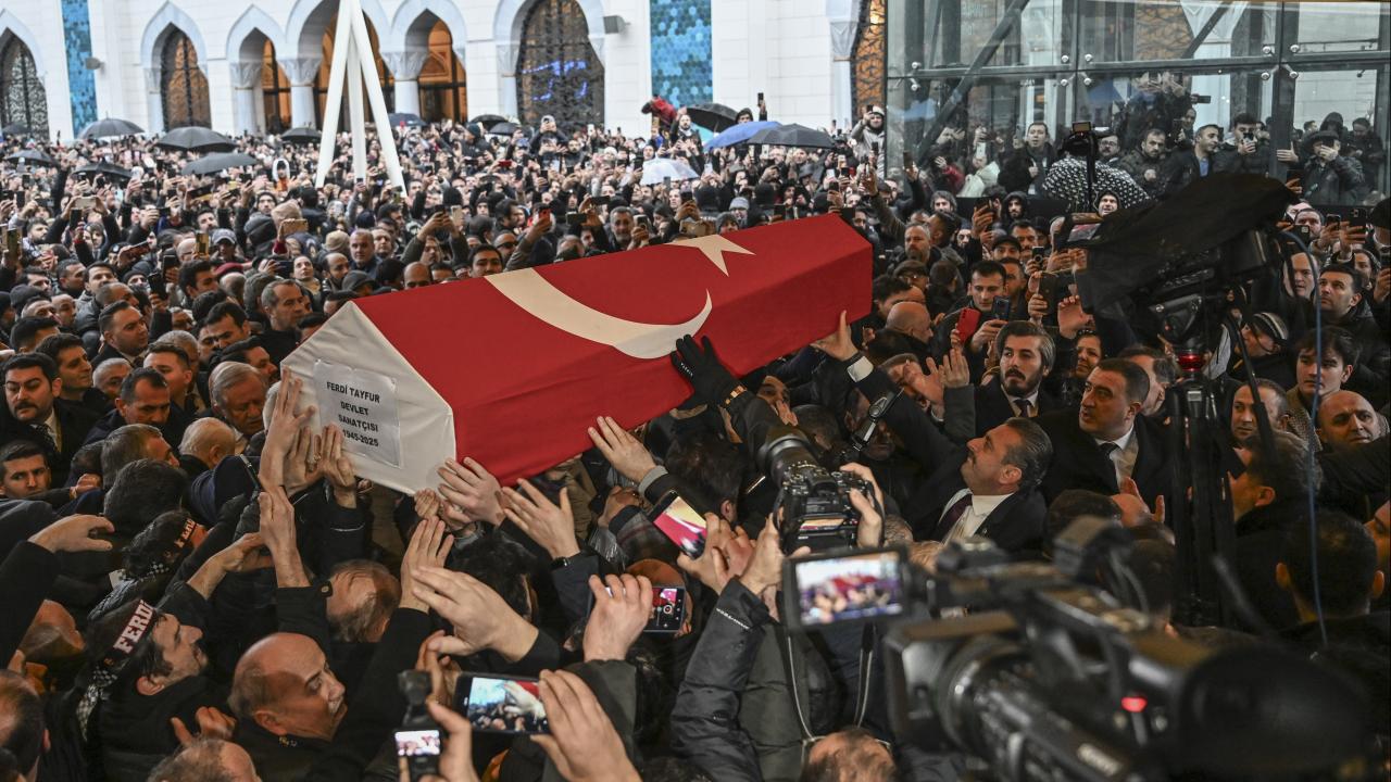 Sanat dünyasının efsane ismi Ferdi Tayfur'u uğurladık