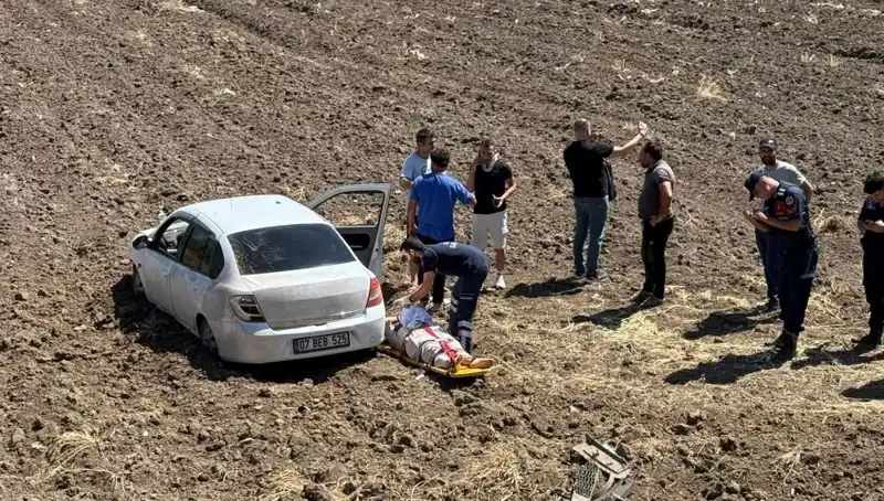 Osmaniye'de Kontrolden Çıkan Araç Tarla İçine Uçtu: 3 Yaralı