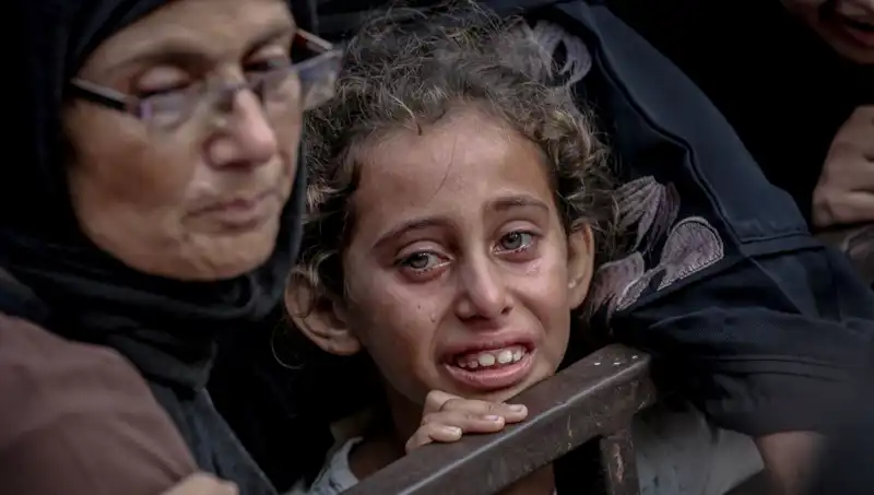 Gazze'de Açlık Savaşları Tırmanıyor: İsrail Askeri Yemekleri Toprağa Gömüyor!