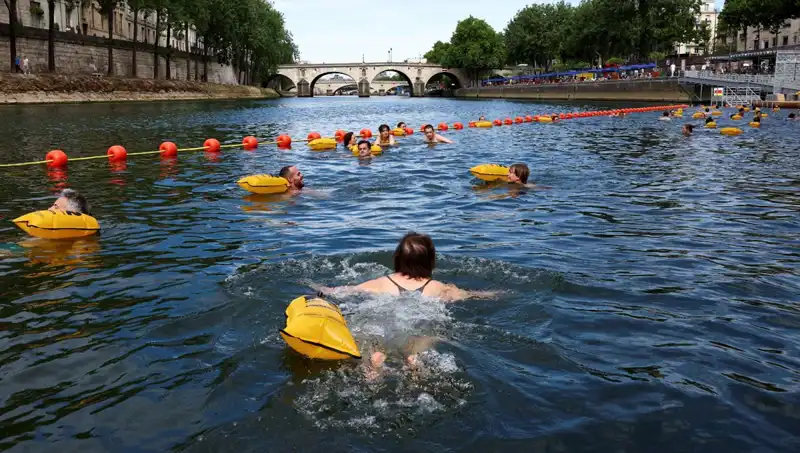 Paris'te Tarihi An: Seine Nehri İlk Kez Halkla Buluştu
