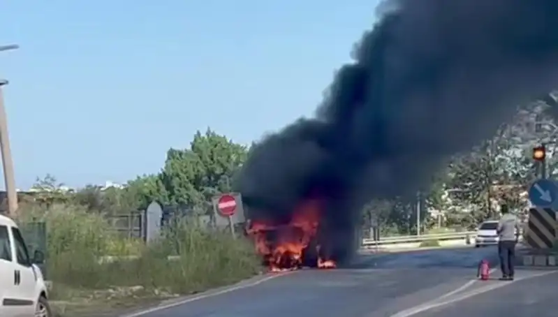 Çarşaf Yüklü Kamyonet Kısa Sürede Alev Topuna Döndü