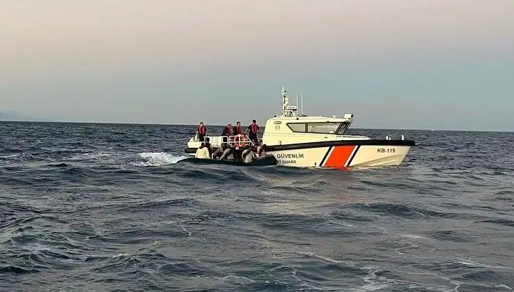 Ayvacık Açıklarında 17 Göçmen Yakalandı: Kaçış Ve Kurtuluş Arasındaki Tehlikeli Yolculuk