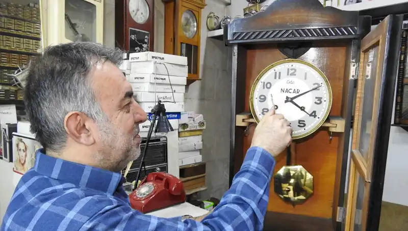 Tarihe Tanıklık Eden Saatlerin Ustası: 10 Metrekarelik Dükkanında Hayat Buluyor