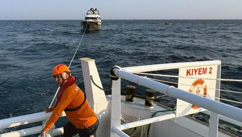 Marmaris Açıklarında Sürüklenen Tekne, Kurtarma Operasyonuyla Güvenli Hale Getirildi