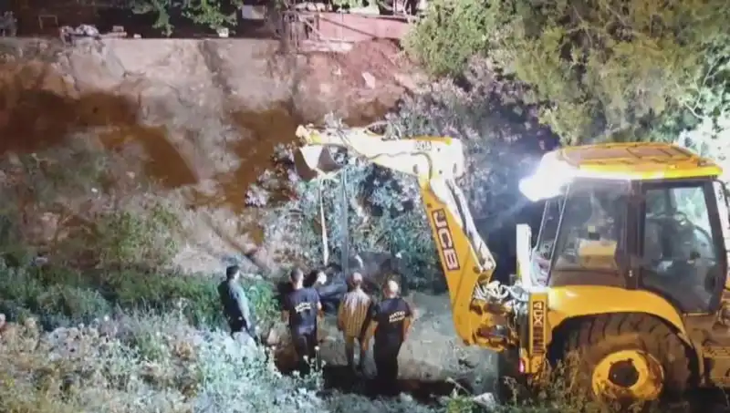 Hatay'da İneğe Kurtarma Operasyonu: Cesur Kurtarıcılar Görev Başında
