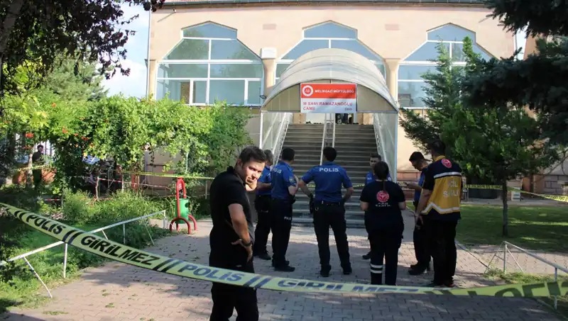 İslam'da Huzurun Yerine Şiddet: Namaz Kılarken Boğazını Kesti