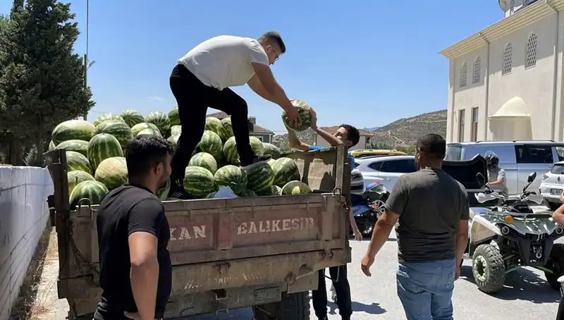 Türkiye'de Sıradışı Bir İyilik Hareketi: Tonlarca Karpuz Ücretsiz Dağıtıldı